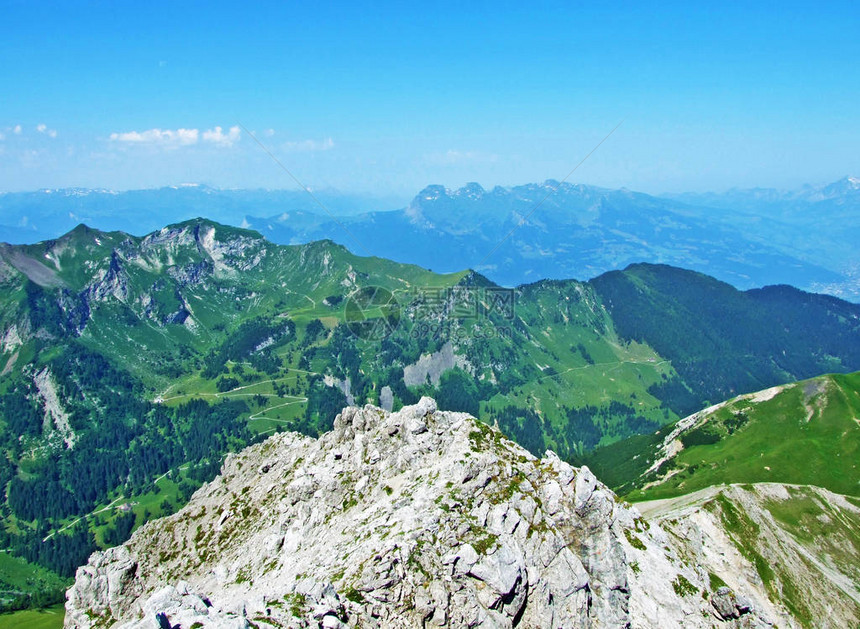 从马尔本塔尔山谷上方的奥格斯滕贝格高山峰和列支敦士登阿尔卑斯山脉图片