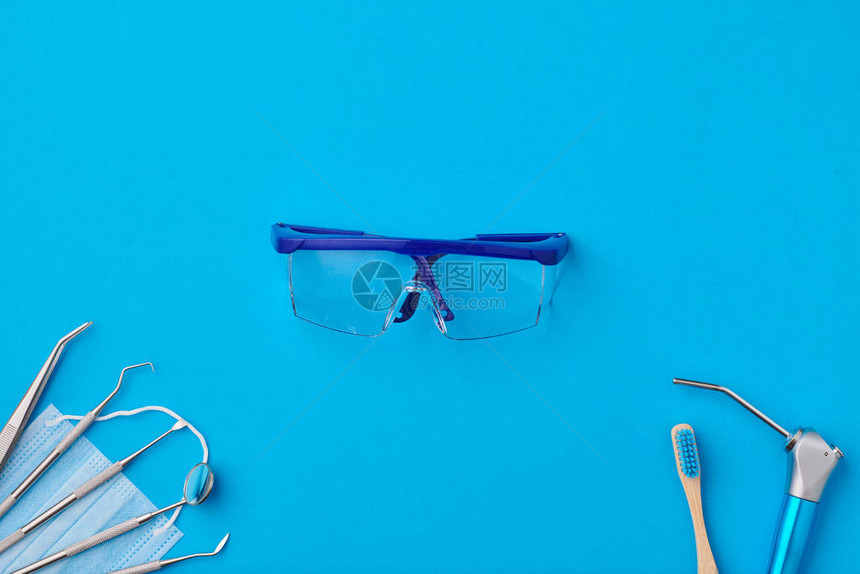 蓝色背景顶层视图的牙医工具复制了平板空间牙科护理牙科卫图片