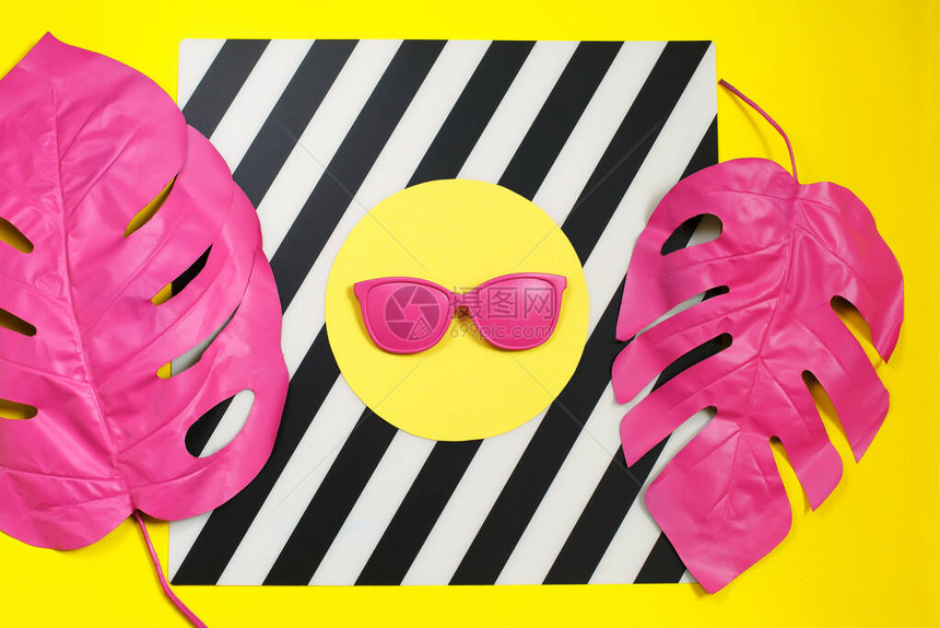 粉红色热带棕榈叶的龟背竹和太阳镜在颜色背景时尚理念极简主义夏季概念概念艺术平图片