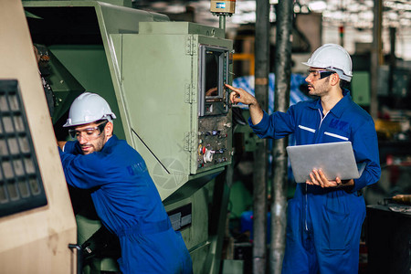 机器服务小组在工厂生产期间检查CNC和重新编制方案的过程单图片