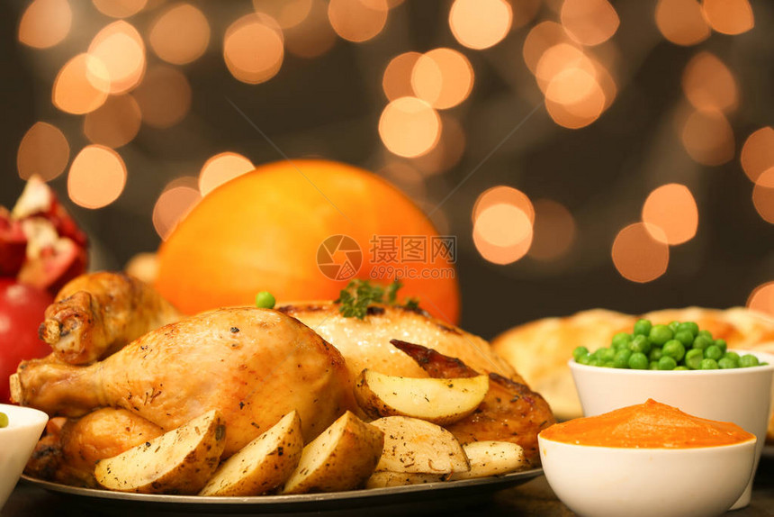 感恩节的美味烤火鸡在桌上图片