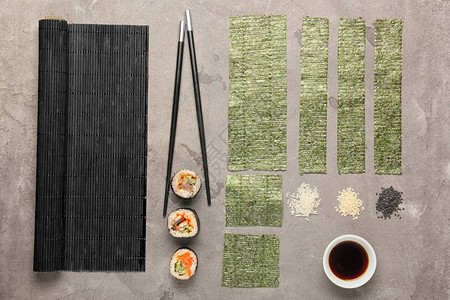 桌上有美味的海藻片和寿司的组合物图片