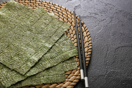桌上美味的海藻床单和筷子图片
