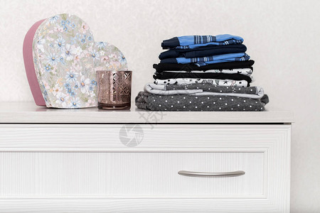 折叠内裤清洁衣服堆叠在堆叠中衣柜的纺织品图片