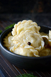饺子配土豆配香草香料和黄油图片