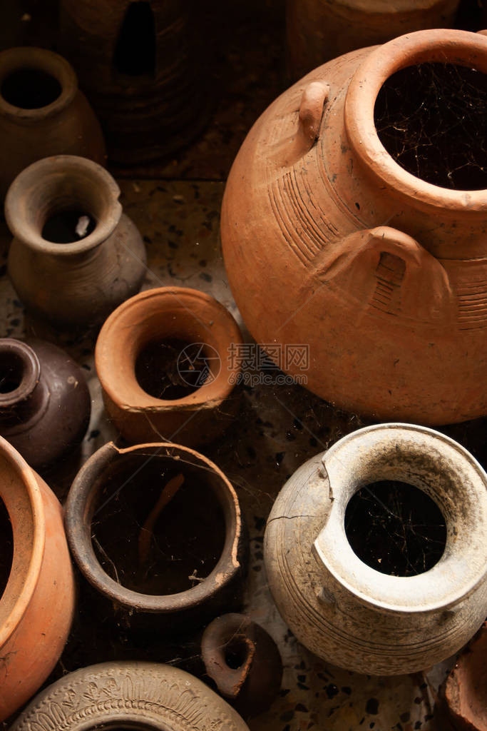 Buri当地博物馆展示了一组古老陶瓷容器的顶部景象图片