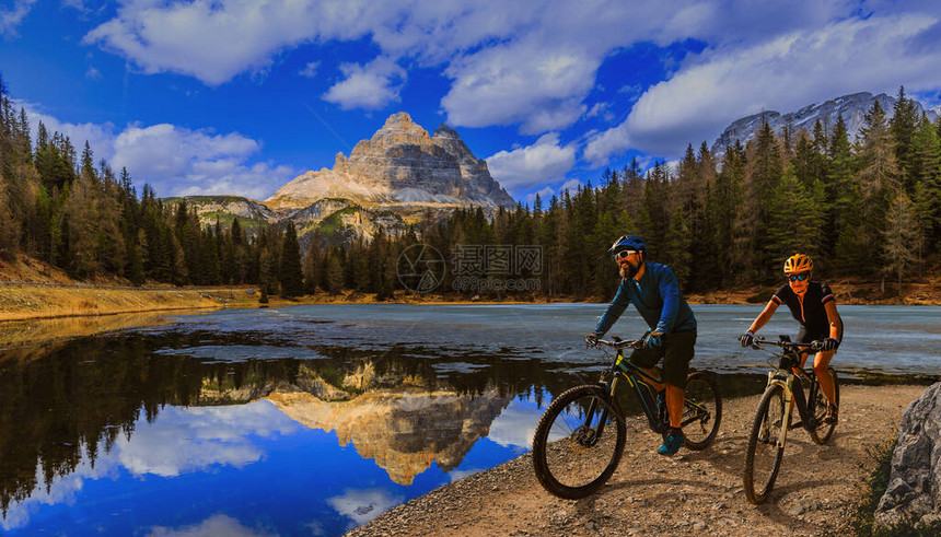 骑自行车的女人和男人在多洛米蒂山脉和景观中骑自行车情侣骑自行车MTB耐力赛道图片