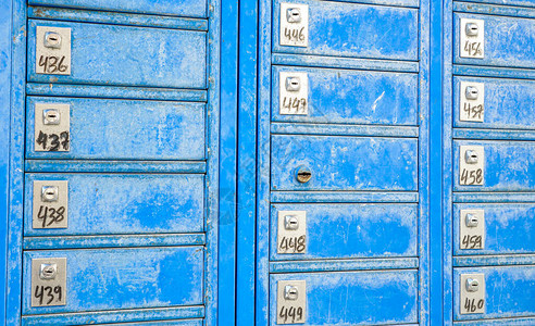 蓝色邮箱用于邮件的金属街道箱图片