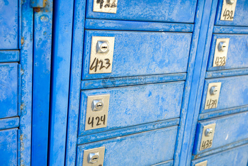 蓝色邮箱用于邮件的金属街道箱图片