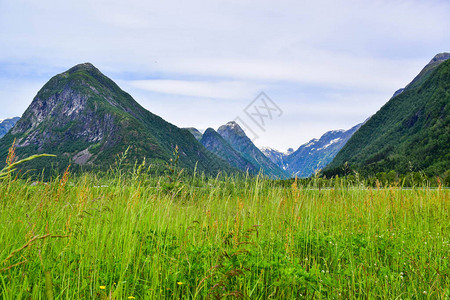 苏菲莱达伦Jostedalsbreen公园冰川和周围山地景观的景象背景