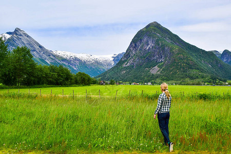 斯凯尼帕女孩们观察周围的山地景观和Jostedalsbreen公园从Fjaerland的Glacier博物馆Bremuseum到挪威So背景