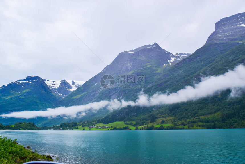 美丽的Oldevatnet冰川湖和雾山的景观图片
