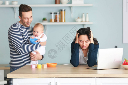 父亲与婴儿和妻子在厨房患有产后抑郁症图片