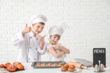 可爱的小厨师白色背景的糕点图片