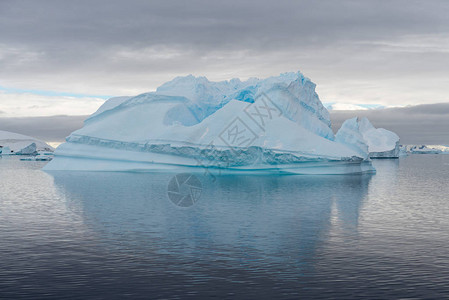与冰山的南极风景从探险船的看法图片