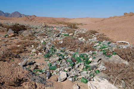 破碎的瓶子玻璃位于沙漠中图片