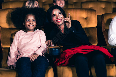 女人喜欢和女儿一起在电影院看电影图片