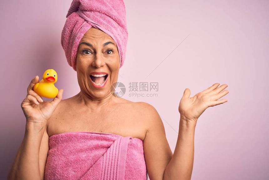 中年妇女穿着美容体护理的粉红色浴巾图片