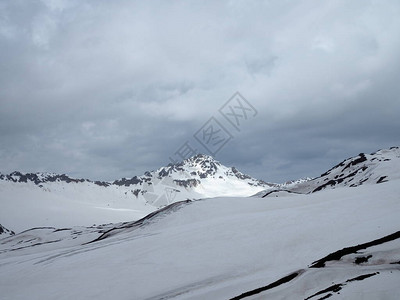 埃勒布鲁斯地区山岳的景色很美高清图片