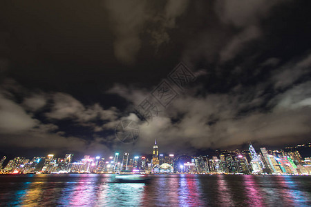 从维多利亚港的香港背景图片