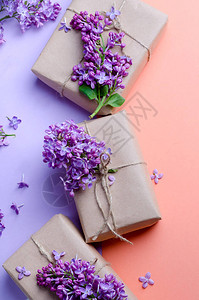 包装在涂有紫色花朵的Kraft棕色纸上的手工礼品盒图片