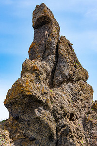 一块看起来像怪物哥斯拉的岩石高清图片