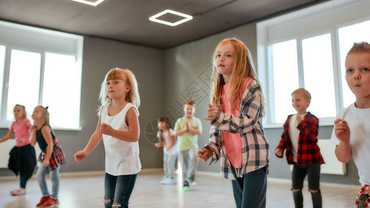 一群穿着便服的可爱活泼的孩子在舞蹈工作室学习现代舞编舞课活动爱图片