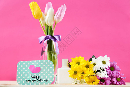 用粉色背景的郁金香和菊花发短信给妇女节快乐图片