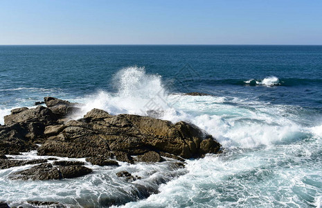 海景海浪冲向岩石和蓝天空加利图片