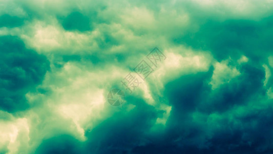 暴风雨笼罩的黑暗绿云天空图片