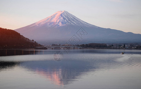 日本富士山和河口湖的美丽日出景色图片