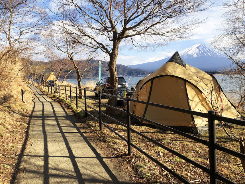 日本河口湖富士山野营场图片