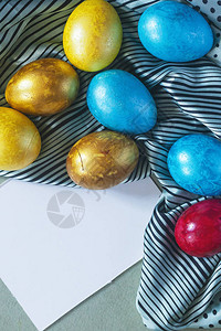五颜六色的复活节彩蛋和丝绸纺织材料节日复活节假期概念从上面查看复制图片