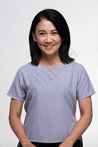 亚洲美丽老年龄化协会50多岁60多岁女穿着灰色休闲服黑色短发化妆图片