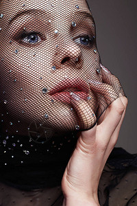 美丽的女人在她脸上的网戴着水晶面具的感女孩图片