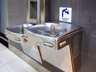 在机场为旅客提供饮水服务不锈钢自动图片