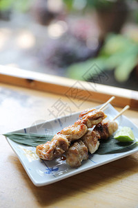 日本食物木背景上的鸡肉烤鸡肉串图片