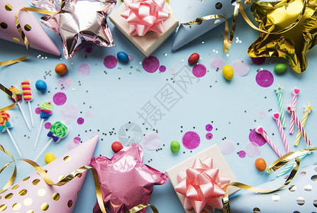 生日快乐或派对背景平躺着生日气球五彩纸屑和蓝色背景的丝带顶视图片