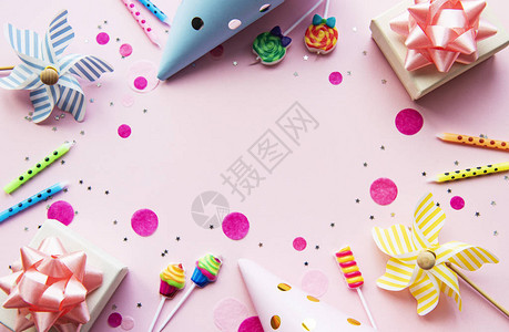 生日快乐或派对背景平躺着生日气球五彩纸屑和粉红色背景的丝带顶视图片