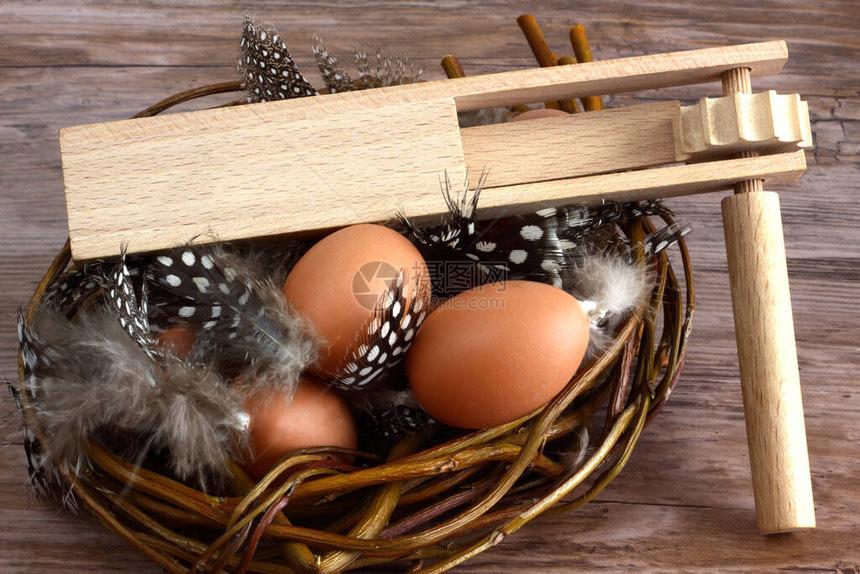 带有羽毛的复活节彩蛋与传统的复活节乐器图片