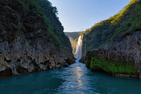 墨西哥圣路易斯波托西塔穆尔瀑布的河流和惊高清图片