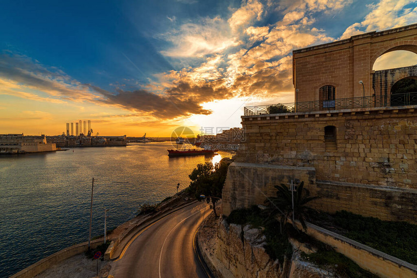 地中海域和马耳他湾上空的美丽日落从图片