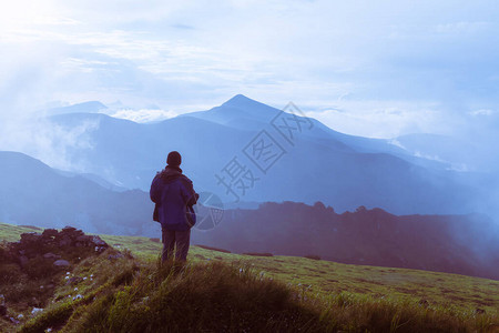多云山上的人影旅游概念风景摄影图片