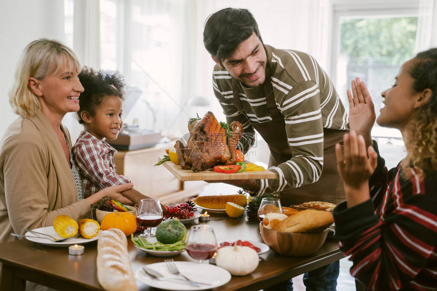 家庭庆祝感恩节晚宴快乐的家庭节日图片