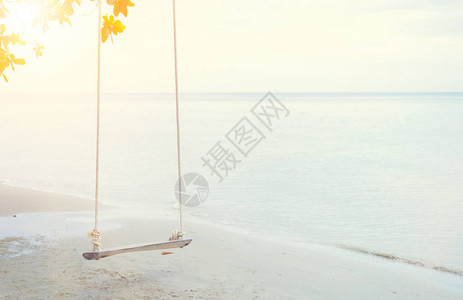 夏天在海滩旅行海沙太阳假期和假期的概念图片