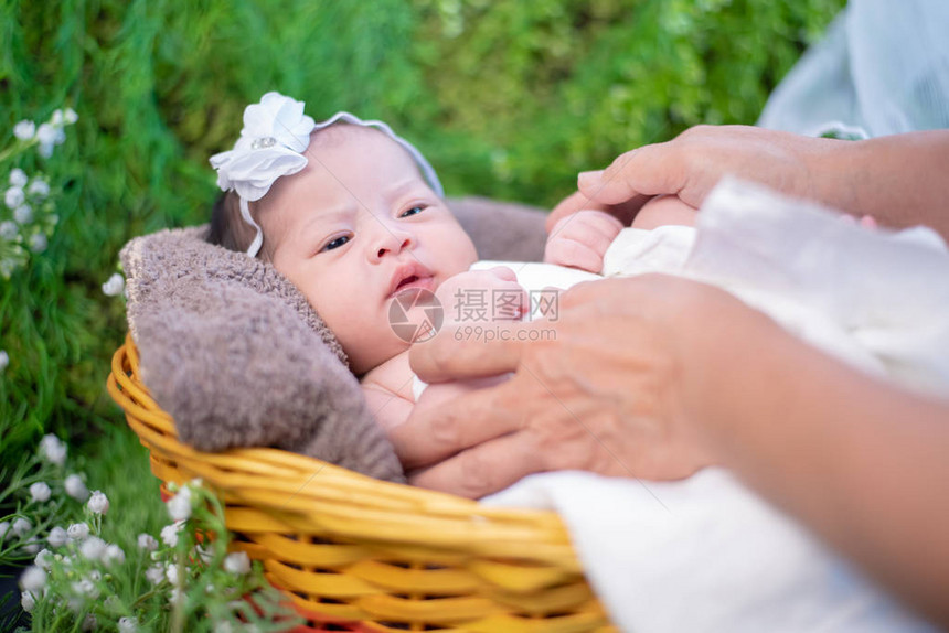 亚洲新生儿可爱的孩子和父母的小孩妈带着宝充满爱的新家图片