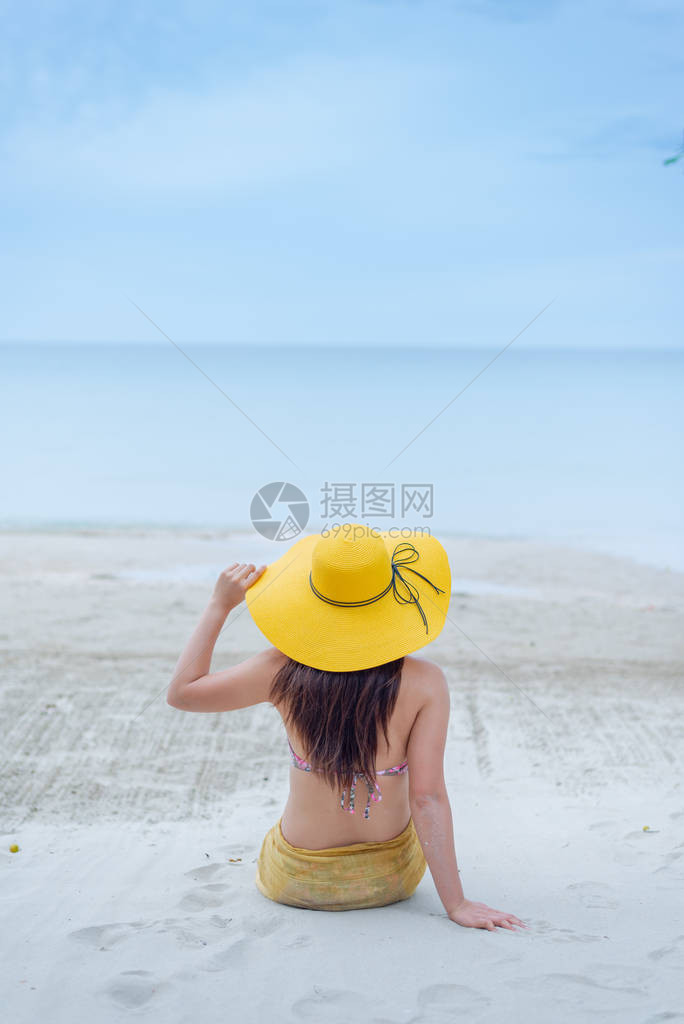 美丽的亚洲女人在夏天的海滩上旅行海图片