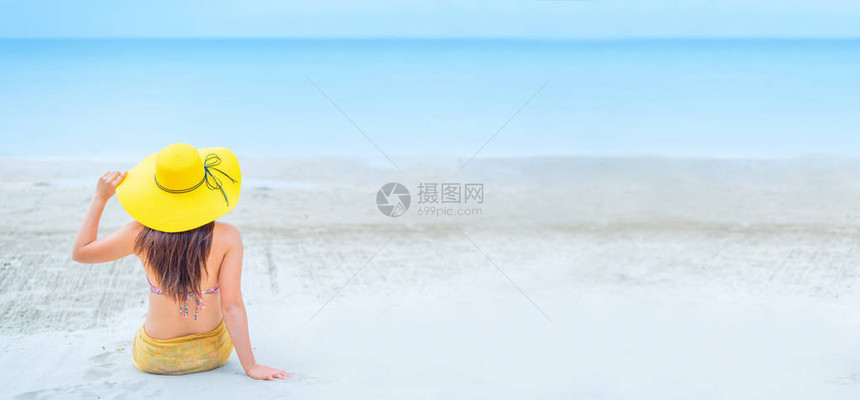 美丽的亚洲女人在夏天的海滩上旅行图片