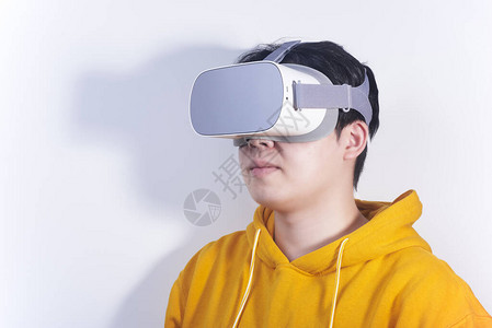 使用虚拟现实佩戴眼镜观看影片的人图片
