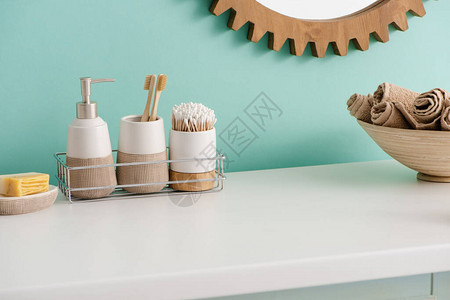 用肥皂泡菜用卫生用品架子洗手间用毛巾和镜子打碗图片